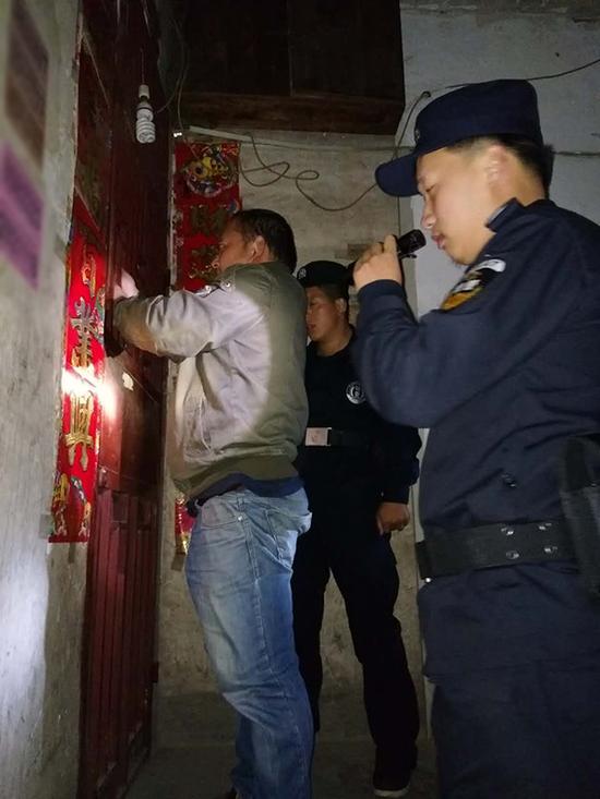 呼和浩特粗心妈妈误将幼女锁家中 